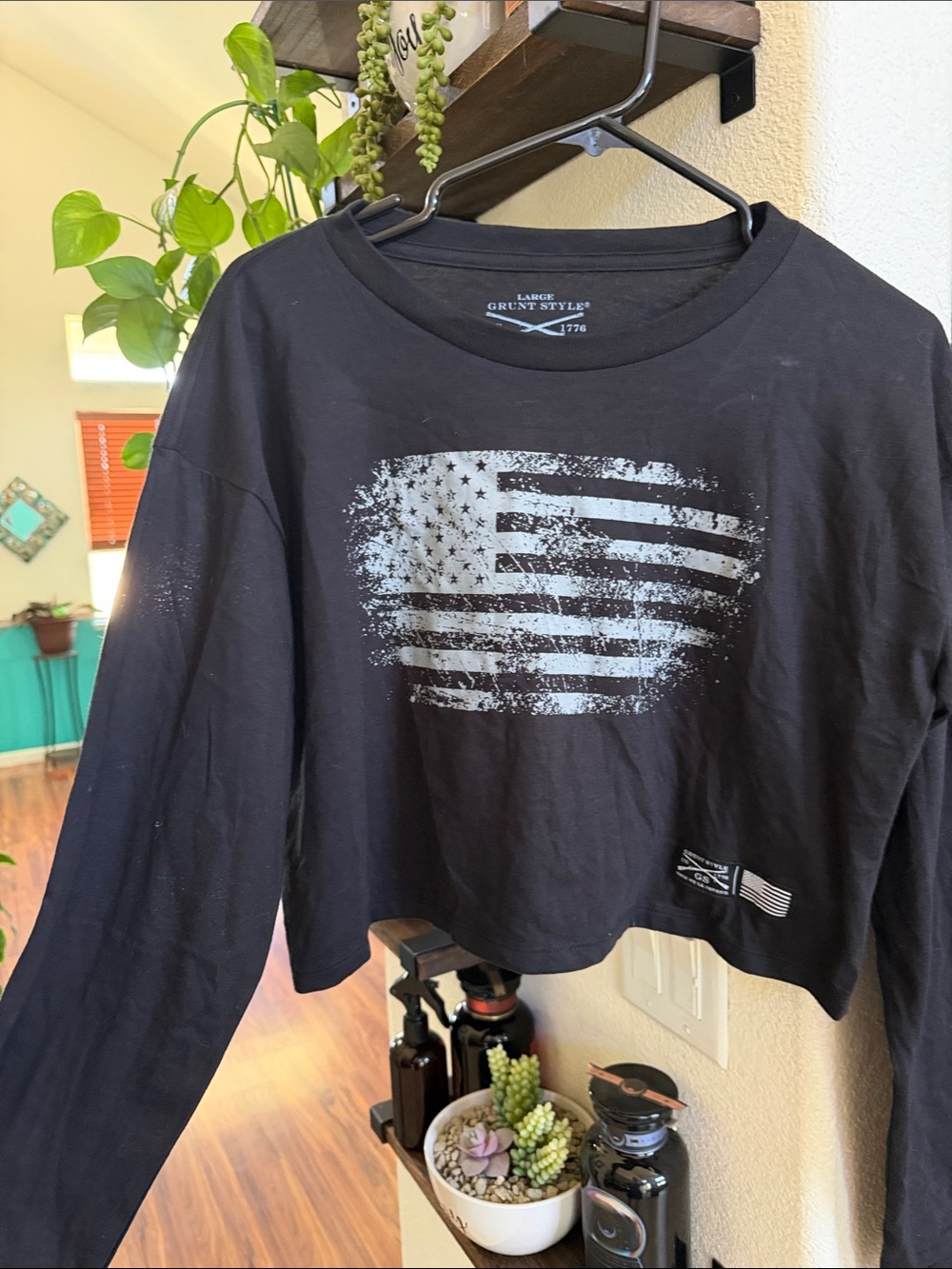 Grunt Style Women’s Black Long-Sleeve Flag Crop Tee